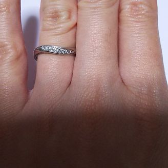 【Something Blue(サムシングブルー)】の口コミ 2つの指輪を並べるとハートの形に見えるよう作られた形状と、ヨーロッパに...