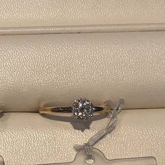 【LUCIE(ルシエ)】の口コミ イエローゴールドの地金にダイヤモンドというシンプルなデザインです。大き...