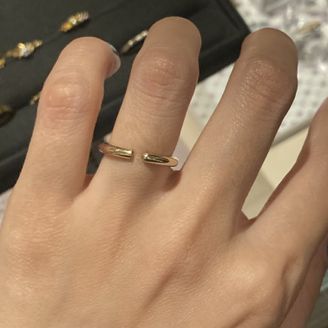 【アッシュペーフランス(H.P.FRANCE)】の口コミ これはアッシュペーのリア・ディ・グレゴリオの結婚指輪です。ラウンドとフ...