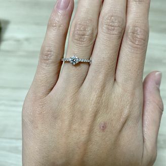 【LEHAIM(レハイム)】の口コミ 婚約指輪は真ん中に大きめのダイヤ、サイドにもダイヤが入っているデザイン...