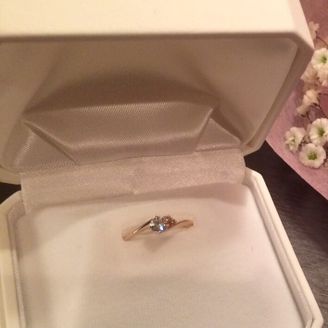 【金澤指輪物語】の口コミ リングの形と2人の誕生石をあしらえるところに面白みを感じ、決めました。...