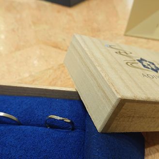 【葵山葵(アオイワサビ)】の口コミ 婚約指輪のデザインに合うものを探していて、色々見た中で同じブランドがし...