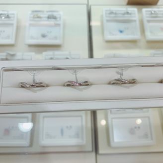 【俄(にわか)】の口コミ 指輪では珍しく3色から選べる指輪です
ピンクの宝石は珍しいので人と被ら...