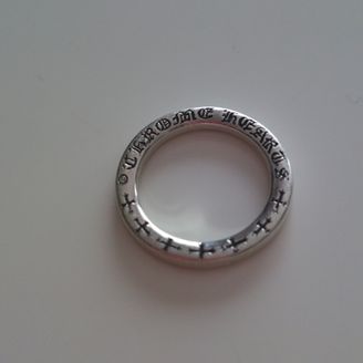 【Chrome Hearts(クロムハーツ)】の口コミ クロムハーツといえば、指輪の幅が太く、デザインもゴツゴツしているイメー...