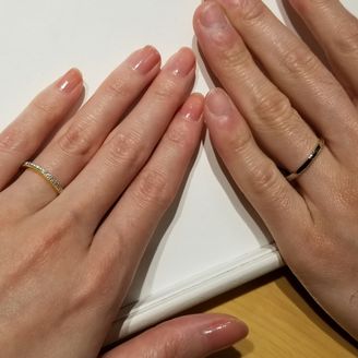 【RosettE(ロゼット)】の口コミ ゴールドが入っており、いかにもな結婚指輪というよりは、カジュアルな指輪...