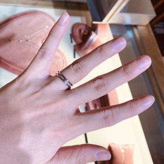 【グッチ(GUCCI)】の口コミ 婚約指輪返しで財布を探していてGUCCIに伺いました。
リングを見る予...