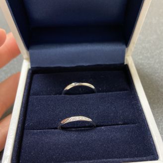 【HOSHI no SUNA 星の砂(ほしのすな)】の口コミ 指輪の華やかさが婚約指輪ととても合い、つけた瞬間これにしよ！と即決でし...