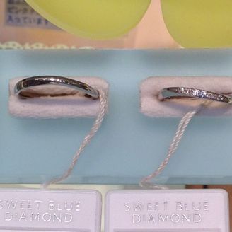 【SWEET BLUE DIAMOND(スウィートブルーダイヤモンド)】の口コミ 細身でシンプルなデザインで、着けてる違和感を感じさせないようなものを探...