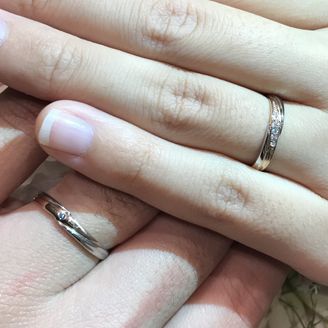 【TIARA(ティアラ)】の口コミ ピンクゴールドとシルバーを組み合わせた色合いのリングを選びました。少し...