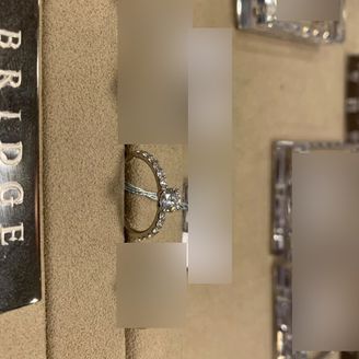 【ANTWERP BRILLIANT(アントワープブリリアント)】の口コミ センターの大きなダイヤモンドの輝きを重視して似たようなデザインを試着す...