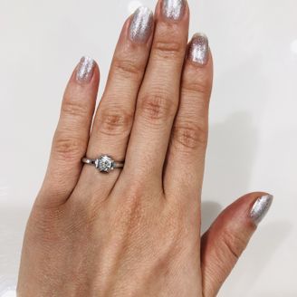 【CORE JEWELS(コアジュエルス)】の口コミ 他のどのブランドにも無いモダンなデザインと、自分でいくつかのダイヤから...