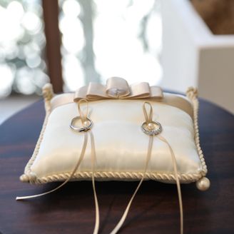 【IZURU】の口コミ 新婦向けの指輪は、他ブランドの同価格帯の商品よりもダイヤが大きく輝いて...