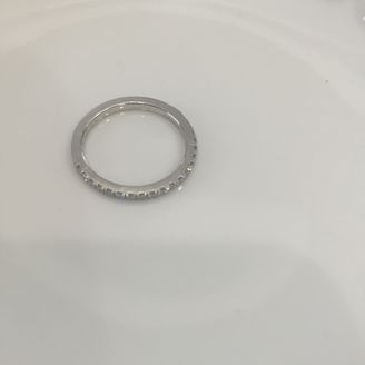 【デビアス(DE BEERS)】の口コミ もともとデザインはシンプルなハーフエタニティにしようと思っていました。...