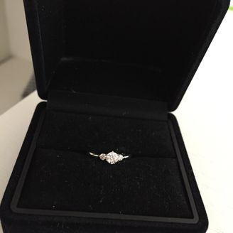 【Four Heart Jewelry】の口コミ 夫からのプレゼントですが一粒ダイアモンドの婚約指輪が欲しかったので探し...