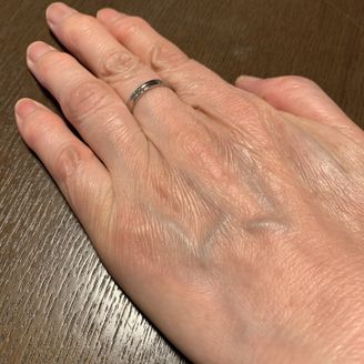 【Ptau(ピトー)】の口コミ ダイヤが指輪全体に散りばめられたデザインと、指輪の内側に自分と夫の誕生...