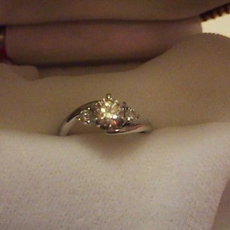 【中央宝石研究所】の口コミ 予算は30万位で探してたので、そこからデザインを選ぶのにダイヤモンドが...