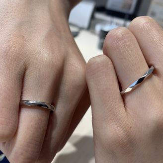 【Flavor(フレーバー)】の口コミ ひし形の規則的な槌目加工に惹かれました。ストレートで石なしでも光を乱反...