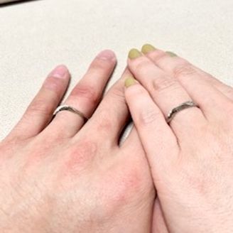 【JEWELRY MOTHERHOUSE BRIDAL(ジュエリーマザーハウスブライダル)】の口コミ 他と被らない個性的なデザインで、２つを合わせると波のようなデザインにな...