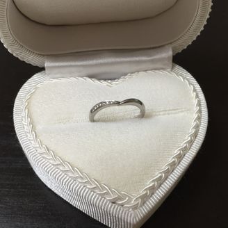 【クレサンベール(CRESCENT VERT)】の口コミ 華奢ですっきりとしたシンプルなデザインのものを探していました。この指輪...