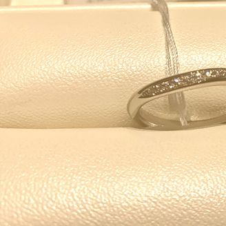 【俄(にわか)】の口コミ ダイヤモンドのラインが入っているものを探していたので、こちらの指輪もイ...