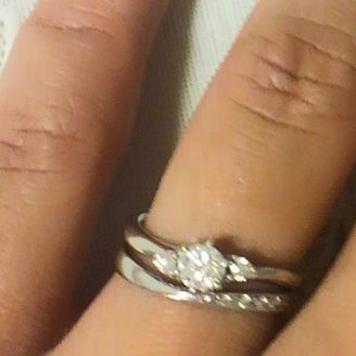 【パルテ熊本】の口コミ 婚約指輪と結婚指輪をセットで着用できるものを探していました。またデザイ...