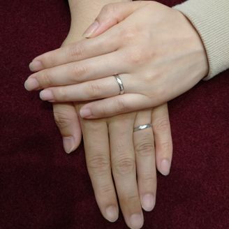 【insembre(インセンブレ)】の口コミ 夫はつや消し素材希望、私はダイヤが斜めデザイン希望で、2人の希望が重な...