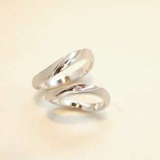 【ジュエリー山口-JEWELRY YAMAGUCHI-】の口コミ 真ん中でひねっているデザインが良かったからです！あとはずっとこの先もメ...
