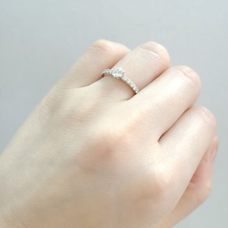 【WAKO BRIDAL】の口コミ ダイヤが横にもついているデザインを探していました。華やかで可愛くて合わ...