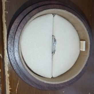 【COLANY(コラニー)】の口コミ エンゲージが中央のダイヤの脇に小さい水色のダイヤが2つついてるデザイン...