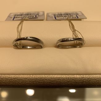 【MAHARAJA DIAMOND(マハラジャダイヤモンド)】の口コミ 男性、女性用共にウェーブのデザインであるところです。さらに男性用は一部...