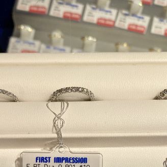 【FIRST IMPRESSION】の口コミ フルエタニティーを探して御徒町へいきました。
その時に通りかかったので...