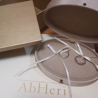 【AbHeri(アベリ)】の口コミ より個性のでる艶消しのゴールドと迷いましたが、結婚指輪らしさを考えプラ...