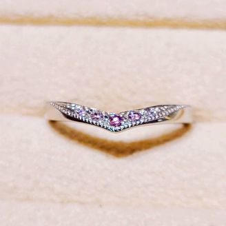 【BELLE BLANCHE(ベルブランシュ)】の口コミ 指を長く見せてくれるV字を選びました。ピンクダイヤモンドの結婚指輪に憧...