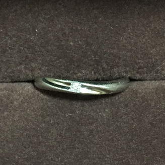 【TIARA(ティアラ)】の口コミ 周りの人が付けてるようなオーソドックスな物ではないけれどシンプルな指輪...