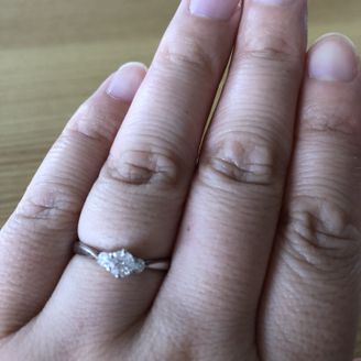 【MAYFAIR(メイフェア)】の口コミ ダイヤは１つずつ透明度、大きさなどを見せてくれて、ゆっくり丁寧に選ぶこ...