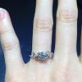 【デビアス(DE BEERS)】の口コミ 他のブランドにはない変わったデザインで、とても華やか！
中央のダイヤを...