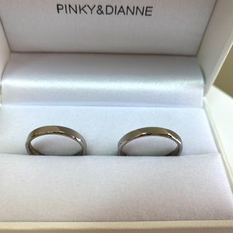 【Pinky&Dianne(ピンキー＆ダイアン)】の口コミ 27年間シンプルなプラチナの平打ち指輪をしていたので、丸いフォルムより...