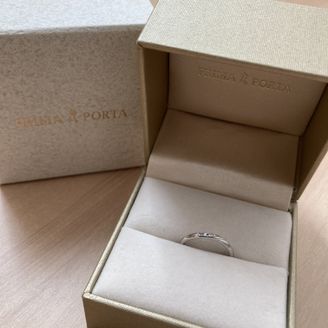【PRIMA PORTA(プリマポルタ)】の口コミ 短くコンプレックスだった自分の指。いろんな指輪をつけさせて頂いた中で、...