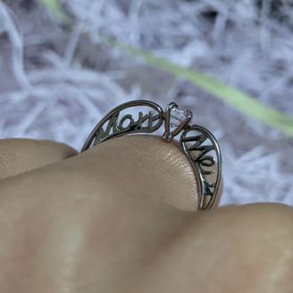 【BELLE BLANCHE(ベルブランシュ)】の口コミ 婚約指輪ではブーケシリーズが細かいところまでデザインされております、花...