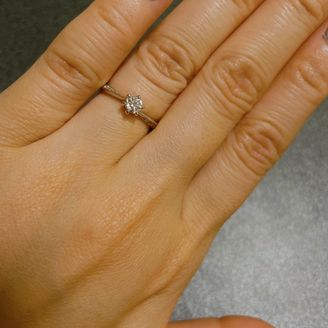 【HOSHI no SUNA 星の砂(ほしのすな)】の口コミ 結婚指輪と重ね付けしたときに、いかに綺麗に見えるかを重視したデザインを...