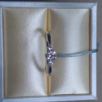 【ANTWERP BRILLIANT(アントワープブリリアント)】の口コミ センターには大きなダイヤモンド、サイドには二つのメレダイヤが付き、全体...