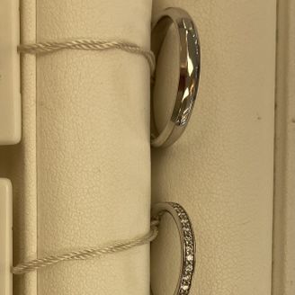 【ウィスプ(WISP)】の口コミ 男性用は角張った感じのシンプルなデザインです。女性用は中央部分にダイヤ...