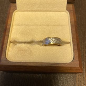 【MAILE(マイレ)】の口コミ 指輪の上下と真ん中が違う金属で出来ているため、色が違っているのですが、...