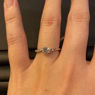 【Mori’s Ruby(モリスルビー)】の口コミ ダイヤモンドだけの婚約指輪と違って、ルビーがあることで、色やデザインの...