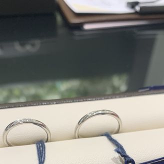 【ROYAL ASSCHER(ロイヤル・アッシャー)】の口コミ ストレートラインに斜めにダイヤが入ってるデザインです。
ダイヤの輝きが...