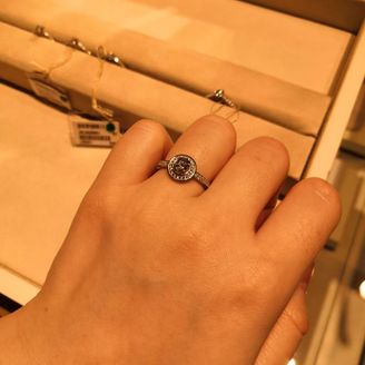 【ピアジェ(PIAGET)】の口コミ ヘイロータイプを探していて試着しました。真ん中のダイヤが浮いているよう...