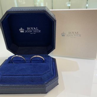 【ROYAL ASSCHER(ロイヤル・アッシャー)】の口コミ シンプルな指輪を探していたのですが、この指輪を試着してダイヤモンドの白...