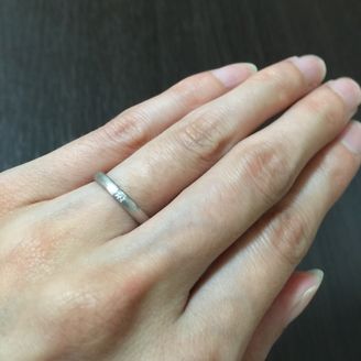 【BlaCykel(ブラシュケル)】の口コミ 実際につけた時に、私と旦那さんとふたりに違和感ないデザインでした。華奢...