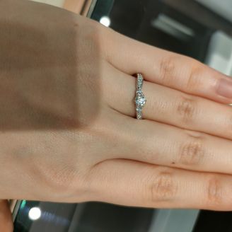 【ジュエリーKANDA】の口コミ ウェーブデザインで真ん中の一番大きなダイヤの周りに小さいダイヤが敷き詰...