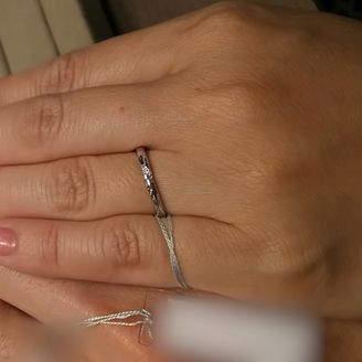 【BRIDGE(ブリッジ)】の口コミ シンプルなデザインのマリッジリングを探しており、色々と試着した結果、ダ...